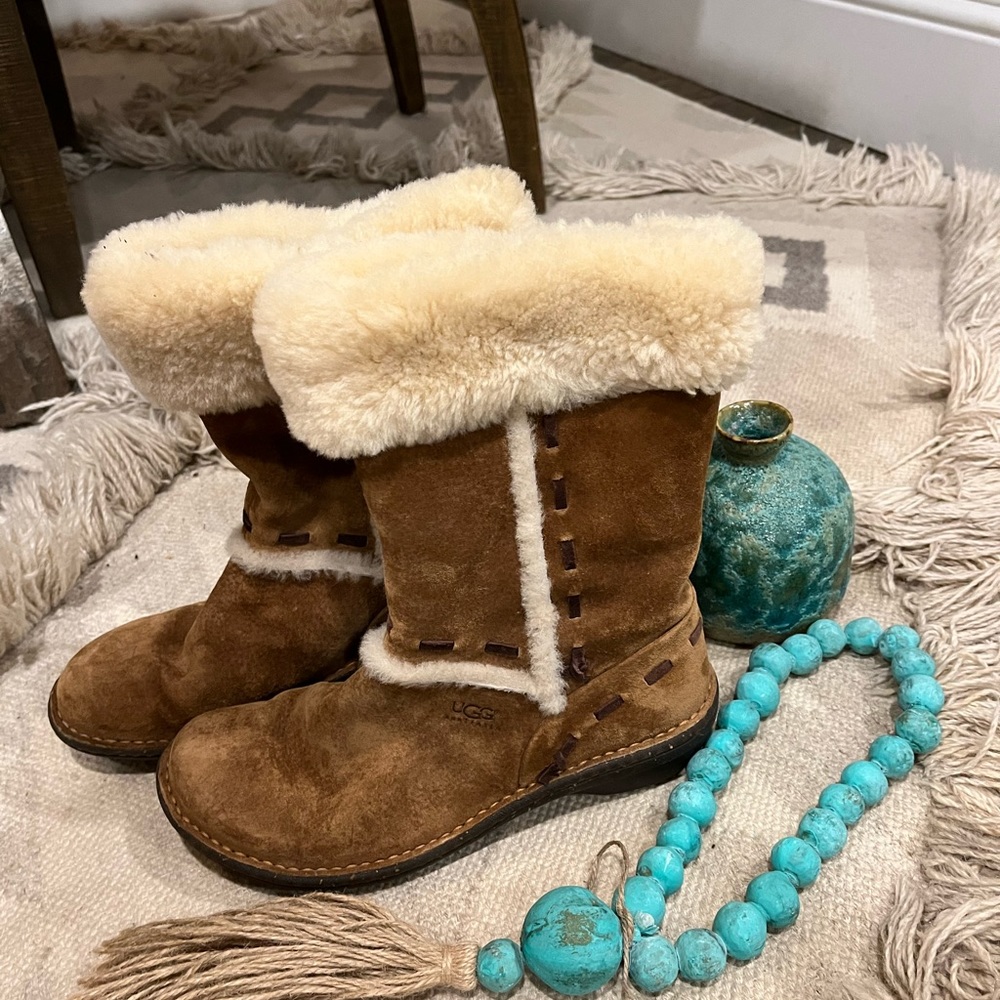 UGG Elijo chestnut boots size 9 like new in box